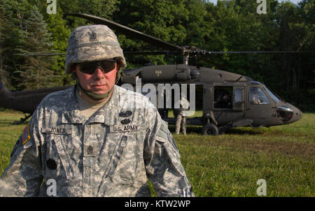 MARCY, NY- Sgt. Grands Wiley Jones de la 401st bataillon des affaires civiles, l'armée des États-Unis Réserver, s'éloigne d'un UH-60 Blackhawk en provenance de l'entreprise F, 1-169ème bataillon de l'aviation d'appui général de la Garde Nationale de New York, après un vol au cours d'un exercice d'évacuation sanitaire menée ici le jeudi 12 juillet. Photo de Harley SPC Jelis, CABINE, NYARNG HHC 42e Banque D'Images