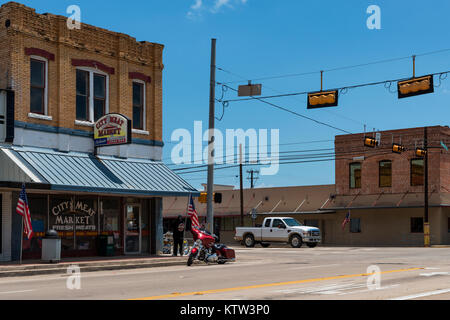 Giddings, Texas - 13 juin 2014 : scène de rue dans la ville de Giddings dans l'intersection des autoroutes 77 et 290 aux États-Unis, au Texas, USA. Banque D'Images