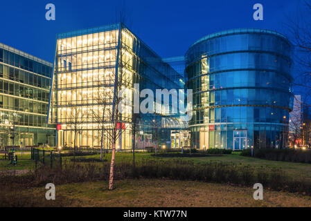 GDYNIA, POLOGNE - Décembre 26, 2017 : une architecture moderne avec des façades en verre à Gdynia par nuit. Banque D'Images