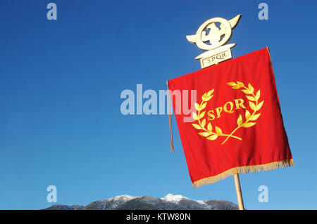 Affichage standard romaine SPQR, contre le ciel bleu et les Alpes Banque D'Images