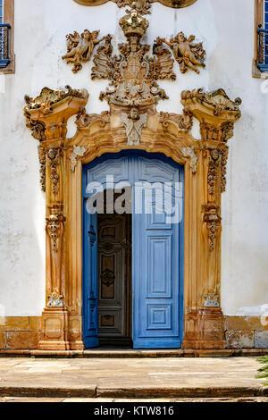 Le portail de l'ancienne et historique de l'Eglise de San Francisco de Assis dans la ville d'Ouro Preto avec ses sculptures et gravures dans la caractéristique Banque D'Images