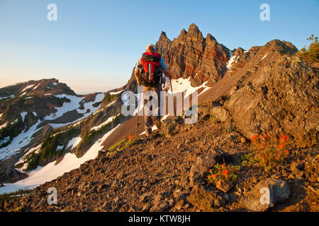 Randonneur sur le Pacific Crest Trail près de Jack à trois doigts à l'extérieur de l'Oregon Soeurs Banque D'Images