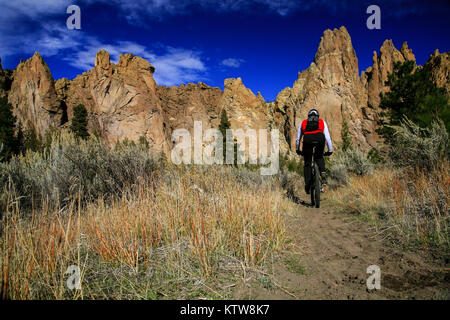 Vélo de montagne désert à Smith Rock en dehors de Terrebonne Oregon Banque D'Images