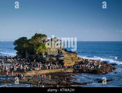 Pura Tanah lot temple balinais célèbre monument sur la côte de l'île de Bali en Indonésie au coucher du soleil Banque D'Images