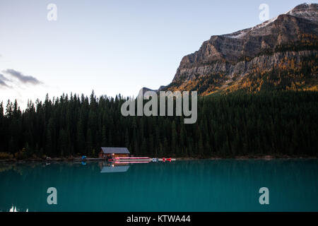 BANFF, ALBERTA, CANADA. - Septembre 2015 : Le soleil se lève sur le lac Louise dans le parc national de Banff en Alberta Canada Banque D'Images