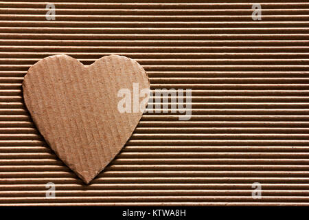 Valentine - symbole coeur taillé dans du carton ondulé. Copier l'espace. Espace libre pour texte, Close-up, vue du dessus Banque D'Images