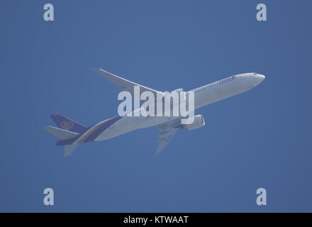 CHIANG MAI, THAÏLANDE - 16 décembre 2017 : Boeing 777-300, HS-TKX TG103 de Thai Airways. Décoller de l'aéroport Suvarnabhumi de Bangkok à Chiang Mai, Thaïlande Banque D'Images