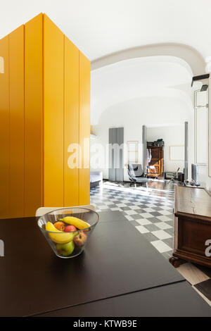 Appartement dans immeuble ancien, de l'intérieur, vue de la chambre à partir de la table à manger Banque D'Images