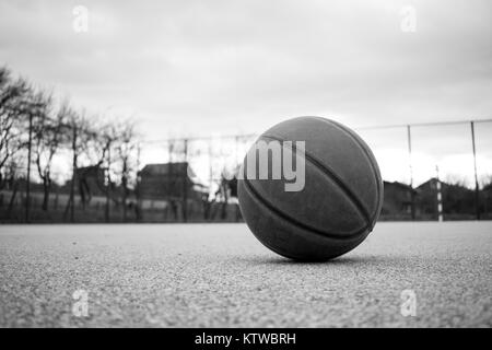 Image en noir et blanc de basket-ball orange panier avec en arrière-plan. Cour rue de basket-ball Banque D'Images