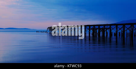 Vieux pont de fer platfrom aux salines de Kalloni, dans la baie de l'île de Lesbos, Samos, Grèce. Banque D'Images