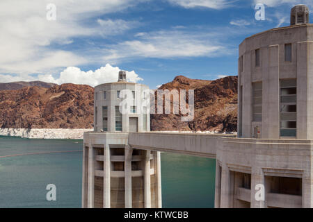 Hoover Dam tours sur le bleu du lac Mead. Le Barrage Hoover est un barrage poids en béton-arch dans le Black Canyon de la rivière Colorado, à la frontière entre l'e Banque D'Images