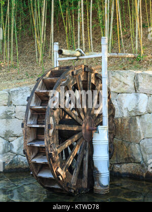 En bois traditionnel coréen waterwheel arrêté Banque D'Images
