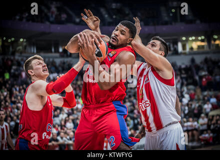 Kyle Hines centre de l'avant et le CSKA Moscou Andrey Vorontsevich de CSKA Moscou lutte pour la balle contre Center Milko Bjelica de stade Crvena Zvezda Banque D'Images