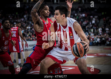 L'avant est de Clyburn CSKA Moscou essaie de bloquer Center Milko Bjelica de stade Crvena Zvezda Belgrade mts pendant le match Banque D'Images