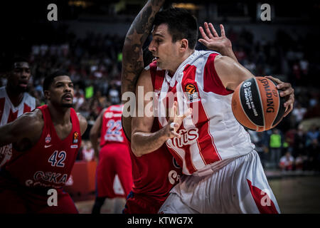 L'avant est de Clyburn CSKA Moscou essaie de bloquer Center Milko Bjelica de stade Crvena Zvezda Belgrade mts pendant le match Banque D'Images