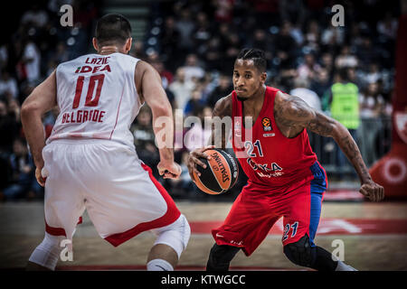 L'avant est de Clyburn le CSKA Moscou dans la lutte contre la Garde côtière Branko Lazic de stade Crvena Zvezda Belgrade mts pendant le match Banque D'Images