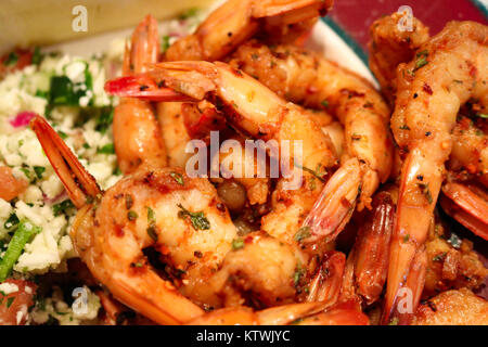 Shrim sauté de langoustines avec du beurre et saupoudré d'or avec des herbes Banque D'Images