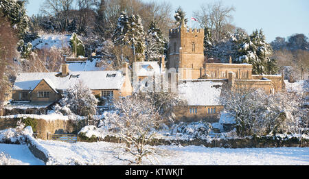 Kingham Hill dans la neige au lever du soleil en décembre. Kingham Hill, Cotswolds, Gloucestershire, Angleterre. Vue panoramique Banque D'Images