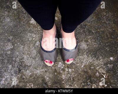 Photo d'une paire de pieds d'une dame au vernis à ongles de couleur rouge Banque D'Images