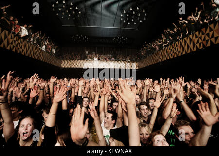 L'un des concert traditionnel règles quand vous allez à un hip-hop et de rap concert est la mettez vos mains en l'air comme ici à un concert sold out à Vega de Copenhage, 2009. Banque D'Images