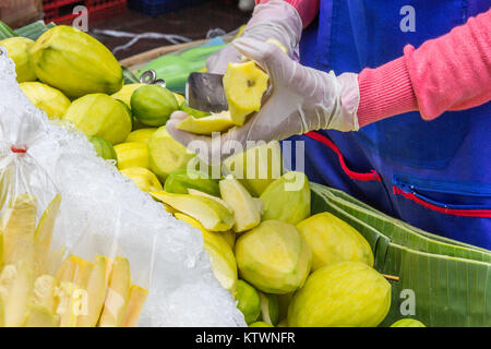 Un fournisseur d'aliments de rue prépare des sacs de prêt à manger la mangue pour vente, Bangkok, Thaïlande Banque D'Images