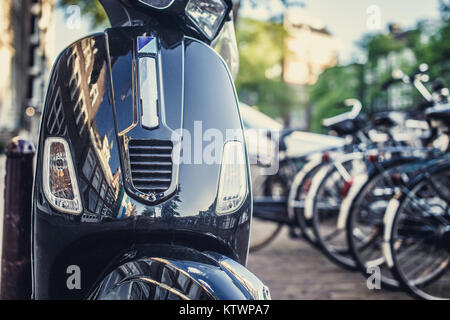 Scooter bleu sur la ville. Banque D'Images