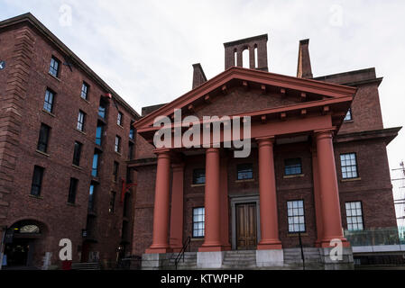 L'Albert Dock est un complexe de bâtiments et entrepôts dock de Liverpool, en Angleterre. Albert Dock de Liverpool est l'un des plus importants sites touristiques Banque D'Images