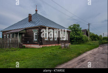 Vieille maison de bois dans un petit village, transformé en une église orthodoxe russe. Banque D'Images