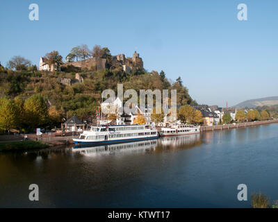 Vue sur la Sarre et le château de Saarburg en Allemagne. Banque D'Images