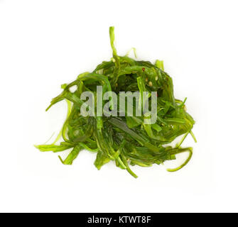 Close up partie de salade d'algues wakame vert isolé sur fond blanc, augmentation de la vue supérieure, juste au-dessus Banque D'Images