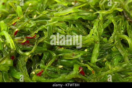Extreme close up fond de salade verte algues wakame, augmentation de la vue supérieure, juste au-dessus Banque D'Images