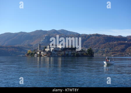 Excursion en bateau dans le lac d'Orta, au nord de l'Italie aux couleurs de l'automne Banque D'Images