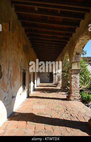 San Juan Capistrano, CA - 1 décembre 2017 : Promenade et arches à la Mission San Juan Capistrano en Californie Souther. Banque D'Images