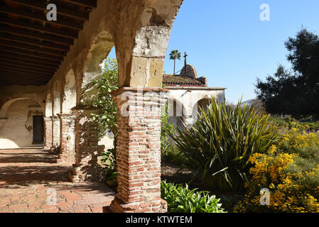 San Juan Capistrano, CA - décembre 1, 2017 Mission : clocher-mur et Serra Statue avec les ruines de la grande église de pierre. Banque D'Images