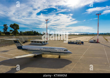 Eliniko ancien aéroport d'Athènes. Vue de l'ancienne Olympic Airways avion Banque D'Images