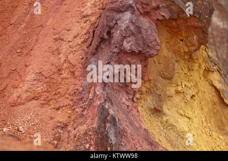 Mine de bauxite, matière première de la bauxite altérés en surface de roche sédimentaire Banque D'Images