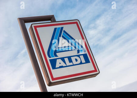 Aldi signe (division nord) contre le ciel bleu. L Chaîne de supermarchés discount exploite actuellement plus de 10 000 magasins dans 18 pays. Banque D'Images