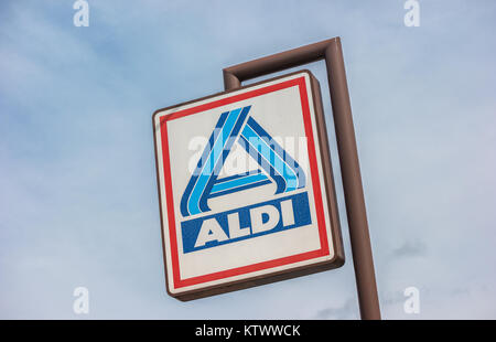 Aldi signe (division nord) contre le ciel bleu. L Chaîne de supermarchés discount exploite actuellement plus de 10 000 magasins dans 18 pays. Banque D'Images