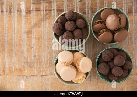 Mise à plat de truffes au chocolat et macarons with copy space Banque D'Images