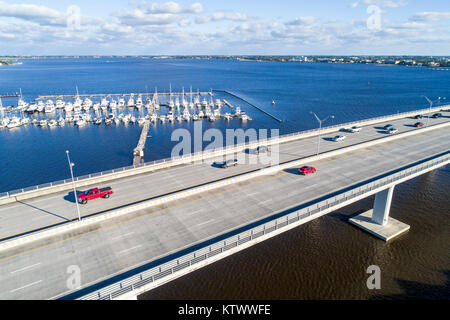 Stuart Florida, St. Rivière Saint Lucie, route 1 un pont Federal Highway, vue aérienne, FL17121408d Banque D'Images