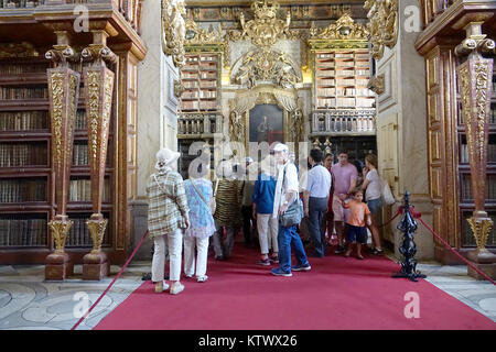 Coimbra Portugal,centre historique,Université de Coimbra,Bibliothèque Joanina,Biblioteca Joanina,Baroque,librairies,livres,piles,salle de lecture,table,dorée,gu Banque D'Images