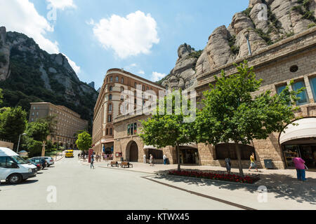 Barcelone, Espagne - 25 juin 2015 : Les personnes qui désirent visiter l'abbaye de Santa Maria de Montserrat à Monistrol de Montserrat, en Catalogne, Espagne Banque D'Images