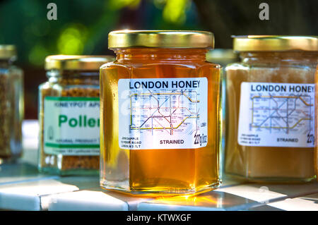 Londres (pots de miel) tendues avec l'étiquette de la carte de métro et le pollen bols en vente à l'échoppe de marché Les agriculteurs britanniques de Lambeth Banque D'Images