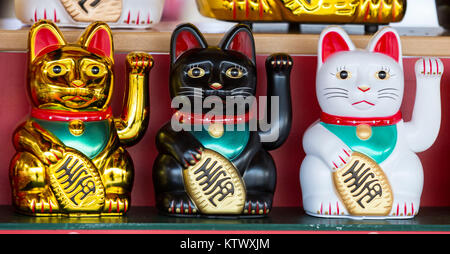 Trois chats de chance Chinois, se félicitant aussi de chats, chats, chats signe de fortune ou de l'argent, les chats Maneki-neko , Manekineko ou at a market stall, boutique, ce qui porte chance pour le Nouvel An chinois Banque D'Images