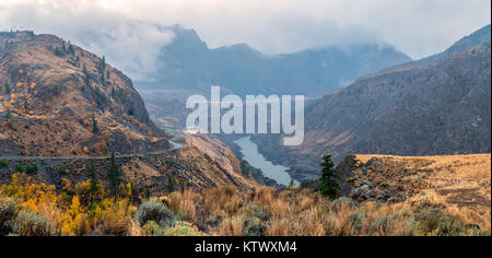 Tempête sur le fleuve Fraser, il s'écoule vers la ville de Lillooet dans la région de Chilcotin de British Columbia, Canada Banque D'Images