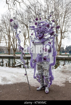 Annecy, France, Février 23, 2013 : l'image d'une personne déguisée posant à Annecy, France, lors d'un carnaval vénitien qui célèbre la beauté de la Banque D'Images