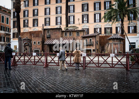 Rome, Italie. Dec 27, 2017. Vue générale de la place d'Espagne la crèche artistique d'pinelliano a été construit en 1986 et l'opéra de Rome prend soin d'elle. La crèche traditionnelle de la Piazza di Spagna a déménagé depuis l'année dernière et n'est plus sur les marches de la Trinità dei Monti mais sur la place, aussi pour une plus grande accessibilité et tout le monde peut le voir. Et puis ici, vous pouvez profiter de l'armature des palmiers et le jardin 'le 27 décembre 2017 à Rome, Italie Crédit : Andrea Ronchini/Pacific Press/Alamy Live News Banque D'Images