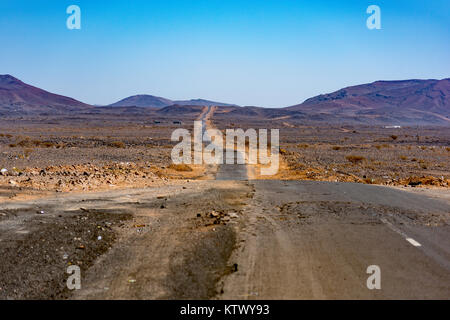 Chemin d'exploitation minière du désert entre Jeddah et Médine, province de La Mecque, en Arabie Saoudite. Banque D'Images