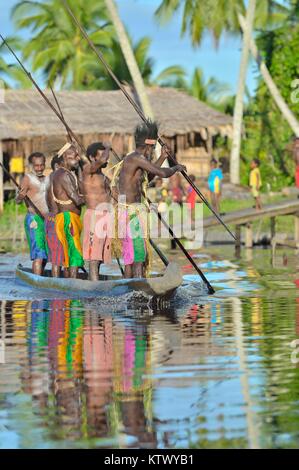 L'Indonésie, l'Irian Jaya, PROVINCE ASMAT, JOW VILLAGE - le 23 juin : cérémonie de guerre en canot. Asmat Les chasseurs de tête d'une tribu d'Asmat . L'île de Nouvelle Guinée, Banque D'Images