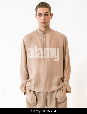 NEW YORK, NY - 10 juillet 2017 : un modèle pose à la Bristol Los Angeles présentation au cours de la Fashion Week de New York Men's S/S 2018 Banque D'Images